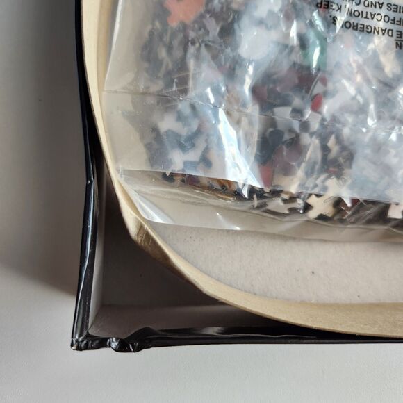 Aquarius Fender Stratocaster 2-Sided Guitar Shaped 600 Pc Puzzle BOX DAMAGE - Picture 8 of 14